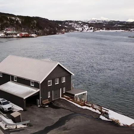 Arctic Seaside Villa *