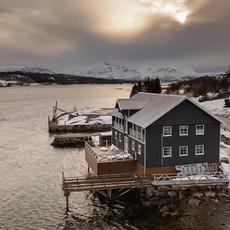 Arctic Seaside Villa Mestervik
