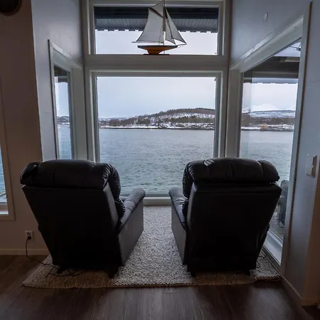 Arctic Seaside Villa Mestervik